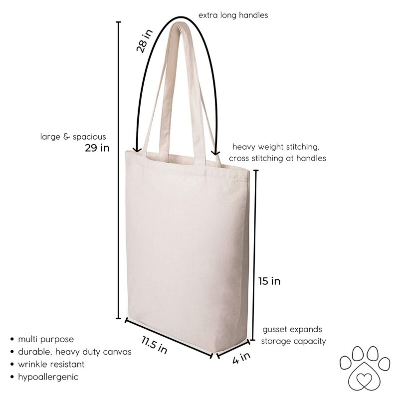 Op de afbeelding: Een beige canvas draagtas met extra lange handvatten. De tas is 29,2 cm breed, 38,1 cm hoog en 10,2 cm diep. De tas heeft een inzetstuk dat de opslagcapaciteit vergroot. De tas is gemaakt van duurzaam, zwaar canvas en is kreukvrij en hypoallergeen.