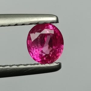 Naturlig burmesisk rubin oval, naturlig rubin oval, lös rubin oval, rosa röd rubin oval, felfri rubin oval, röd rubin oval slipning, naturlig rubin 0,64 ct.