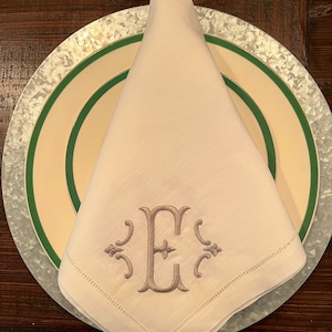Servilletas de lino bordadas, servilletas monograma de una sola letra, monograma de fuente románica, servilletas de cena personalizadas