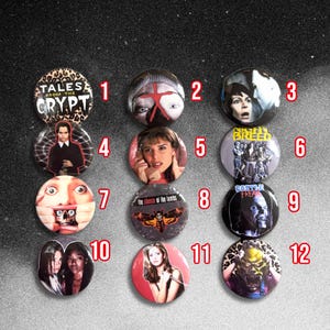 Pode incluir: Uma coleção de doze botões redondos com imagens e texto de filmes de terror. Os designs incluem Tales from the Crypt, The Silence of the Lambs, Nightbreed, Castle Freak e vários personagens de filmes, numerados de um a doze.