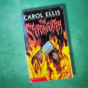 De stiefdochter van Carol Ellis Vintage jaren 90 nostalgische YA-horrorthriller paperbackroman