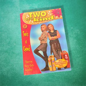 Two Of A Kind #7: Two&#39;s A Crowd - Mary-Kate & Ashley Paperback