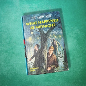 The Hardcover Boys: Was um Mitternacht passiert ist, Vintage Hardcover-Buch