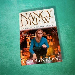 Nancy Drew #159: Il segreto della camera ardente di Carolyn Keene Mistero per bambini Copertina flessibile