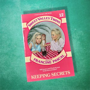 Sweet Valley Twins #12 Keeping Secrets di Francine Pascal, libro tascabile vintage degli anni '80