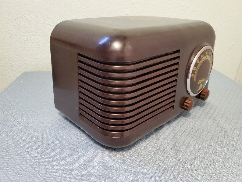 Gilfillan Brothers Model 56, 1946 Vintage Collectible Restored AM Only