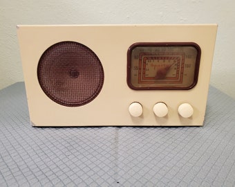 1948 Sparton model 6A66, vintage collectable tube radio, restored with iPod / bluetooth access.