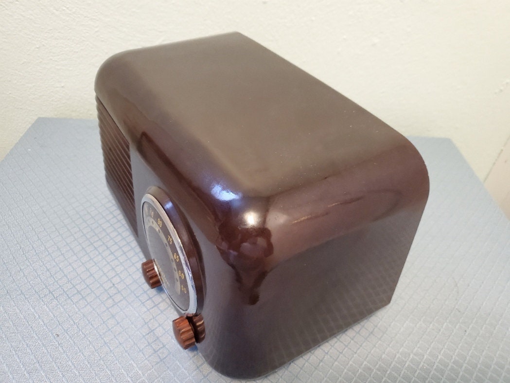 Gilfillan Brothers Model 56, 1946 Vintage Collectible Restored AM Only