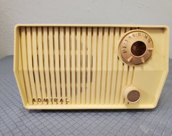 Radio de válvulas AM Admiral vintage de 1957, MCM restaurada, color amarillo brillante