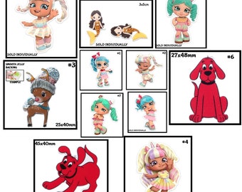 Puede incluir: Un conjunto de 10 parches termoadhesivos con personajes de dibujos animados, incluyendo un reno, un perro y varias chicas con el pelo de colores. Los parches se venden individualmente y varían en tamaño de 3 x 5 cm a 27 x 48 mm.