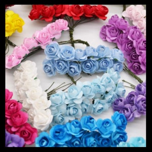 Puede incluir: Surtido de cabezas de flores de papel en varios colores, incluyendo rojo, rosa, blanco, azul claro, azul y morado. Las flores est&aacute;n dispuestas en racimos y tienen un aspecto delicado y realista.