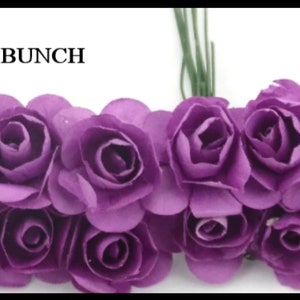 Puede incluir: Un ramo de 12 rosas de papel de color morado oscuro con tallos verdes. DEEP PURPLE - 12 HEADS IN A BUNCH