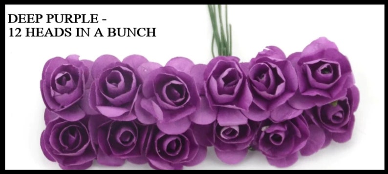 Puede incluir: Un ramo de 12 rosas de papel de color morado oscuro con tallos verdes. DEEP PURPLE - 12 HEADS IN A BUNCH