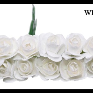 Puede incluir: Un ramo de 12 peque&ntilde;as rosas de papel blanco con tallos verdes.  BLANCO.