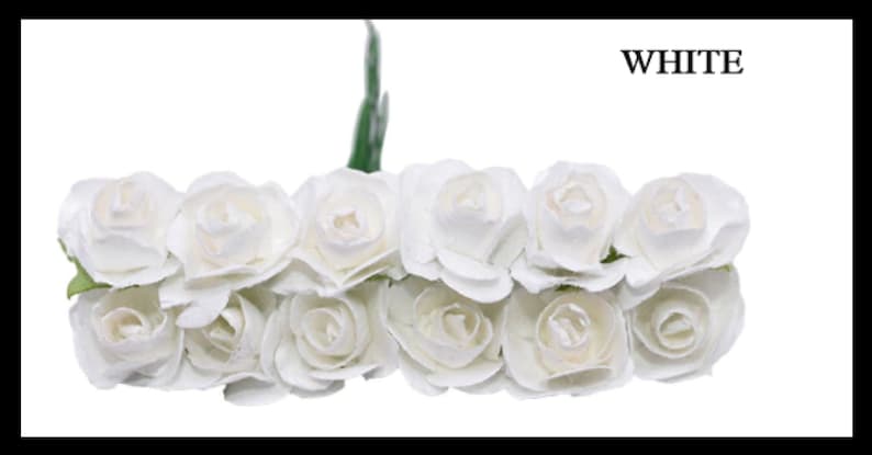 Puede incluir: Un ramo de 12 peque&ntilde;as rosas de papel blanco con tallos verdes.  BLANCO.