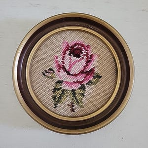 Mini broderie vintage encadrée rose ronde florale