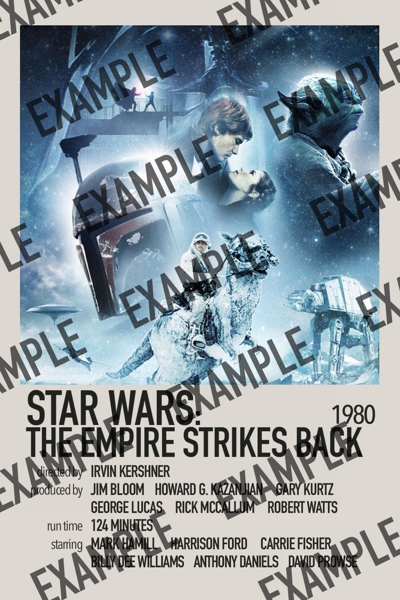 Pu&ograve; includere: Un poster di film in stile retr&ograve; per Star Wars: L'Impero colpisce ancora. Il poster presenta uno sfondo blu e bianco con immagini di personaggi del film, tra cui Luke Skywalker, la principessa Leia, Han Solo e Darth Vader. Il testo "Star Wars: L'Impero colpisce ancora" &egrave; in grandi caratteri grassetto nella parte superiore del poster. L'anno 1980 &egrave; stampato nell'angolo in alto a destra. Il poster include anche i nomi del regista, dei produttori e degli attori.