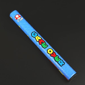 Puede incluir: Un objeto cilíndrico azul con las palabras "GAME OVER" en letras coloridas. El objeto tiene un patrón repetitivo y un gráfico de hongo con el texto "1-UP".