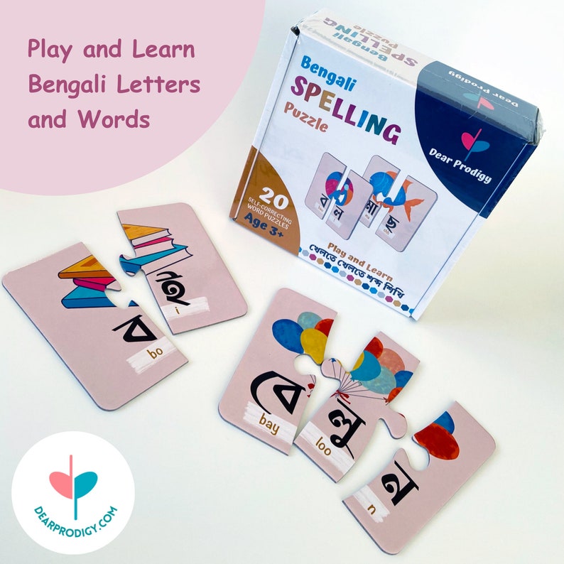 Puede incluir: Un juego de rompecabezas rosa y blanco para aprender letras y palabras bengal&iacute;es. La caja presenta las palabras "Bengali Spelling Puzzle" y "Play and Learn". Las piezas del rompecabezas muestran im&aacute;genes de libros, globos y peces.
