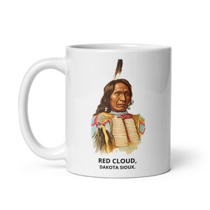 Puede incluir: Taza de cerámica blanca con una ilustración a color de Red Cloud, Dakota Sioux. La taza tiene un asa negra y el texto "RED CLOUD, DAKOTA SIOUX." impreso en la parte inferior.