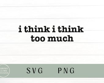 Op de afbeelding: Zwarte en witte tekst op een witte houten achtergrond die "i think i think too much" luidt.