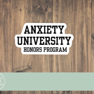 Op de afbeelding: Witte sticker met zwarte tekst die "Anxiety University Honors Program" luidt.