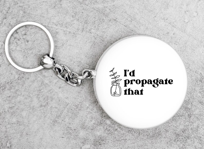 Peut inclure: Un porte-cl&eacute;s rond blanc avec une illustration noir et blanc d'une plante dans un bocal et le texte "I'd propagate that".