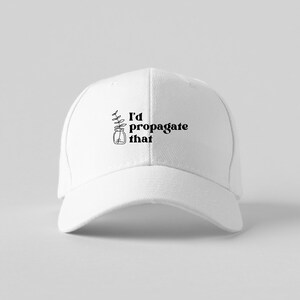 Peut inclure: Casquette de baseball blanche avec une broderie noire qui dit "J'aimerais propager &ccedil;a" et une petite illustration d'une plante dans un bocal.