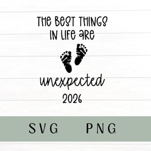 Puede incluir: Diseño gráfico en blanco y negro sobre fondo blanco con el texto "THE BEST THINGS IN LIFE ARE unexpected 2026". Dos huellas de pies de bebé negras están encima de la palabra "unexpected". Debajo del texto está el texto "SVG PNG".
