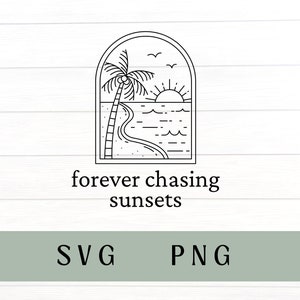 Könnte beinhalten: Schwarz-weiß-Linienkunst-Illustration eines Palmenbaums, einer Sonne und Meereswellen in einem gewölbten Rahmen. Der Text "forever chasing sunsets" befindet sich unter dem Bild.