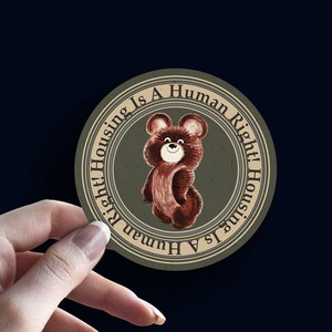 Huisvesting is een mensenrecht! Geen bedrijf, Stickers, Duurzaam & weerbestendig, vinylsticker, Recht op huisvesting, Recht op adequate huisvesting