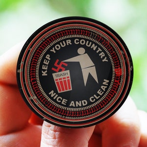 Antifa-Abzeichen, Antifaschistisch Halten Sie Ihr Land schön und sauber, Antifaschistische Aktion (AFA), FCK NZS, Keine Götter, keine Meister, Anarchie, Anti-Nazi-Pin