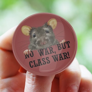 Spilla &quot;No War But Class War&quot;: distintivo anticapitalista