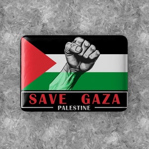Peut inclure: Un autocollant noir et blanc avec un poing levé et le drapeau palestinien. L'autocollant dit "SAVE GAZA PALESTINE" en lettres rouges.
