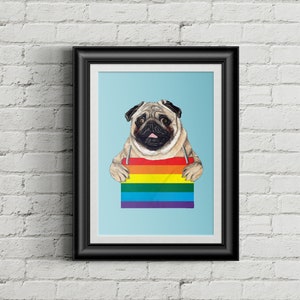 Può includere: Un carlino che tiene una bandiera arcobaleno pride davanti a un muro di mattoni bianchi. Il cane sta guardando direttamente la telecamera.