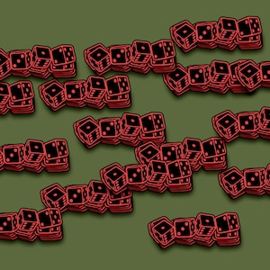 Op de afbeelding: Een patroon van rode dobbelstenen met zwarte stippen, gestapeld in rijen en verspreid over een groene achtergrond.