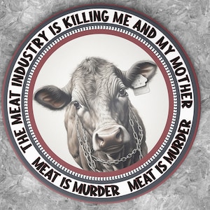 Op de afbeelding: Een zwart-witte illustratie van een koe met de tekst "The meat industry is killing me and my mother. Meat is murder. Meat is murder." rond de rand van de cirkel.