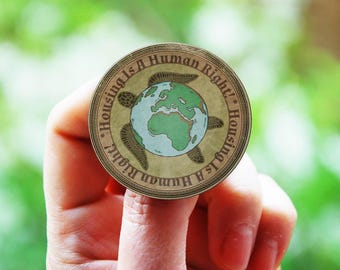 Wohnen ist ein Menschenrecht Pin oder Magnet - Menschenrechtler, Politischer Anarchist Button, Aktivist Geschenk für soziale Gerechtigkeit