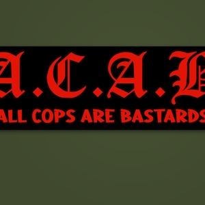 Puede incluir: Un parche negro y rojo con el texto "A.C.A.B." en rojo, en letras estilizadas. Debajo del texto está la frase "ALL COPS ARE BASTARDS" en blanco.