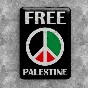 Peut inclure: Un panneau noir et blanc avec les mots "FREE PALESTINE" en lettres blanches. Un symbole de paix aux couleurs du drapeau palestinien est au centre du panneau.