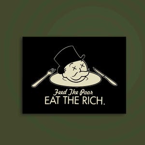 Könnte beinhalten: Schwarze Grafik mit einer Cartoon-Illustration eines Mannes mit Zylinder auf einem Teller, durchgestrichenen Augen, mit Gabel und Messer. Der Text lautet "Feed The Poor, Eat The Rich."