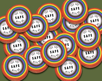 Puede incluir: Una colección de pegatinas redondas de colores arcoíris con el texto "You are safe with me" en letras negras.