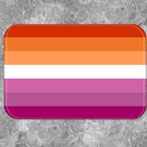 Peut inclure: Un drapeau de la fierté lesbienne avec six bandes horizontales dans les couleurs orange, orange clair, blanc, rose, violet clair et violet foncé.