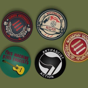Zestaw 5 przycisków: Antyfaszysta, Antifa, Antyrasista, Antynazista, Antyfaszysta, Żelazny Front, FCK NZS, Strefa Antifa, Trzy Strzały, Symbol Antifa