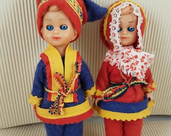 Mini juego de dos muñecas de plástico étnicas folclóricas vintage coleccionables de Finlandia