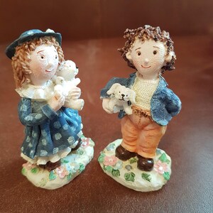 Statuette vintage per bambini: bambino e bambina con animali domestici