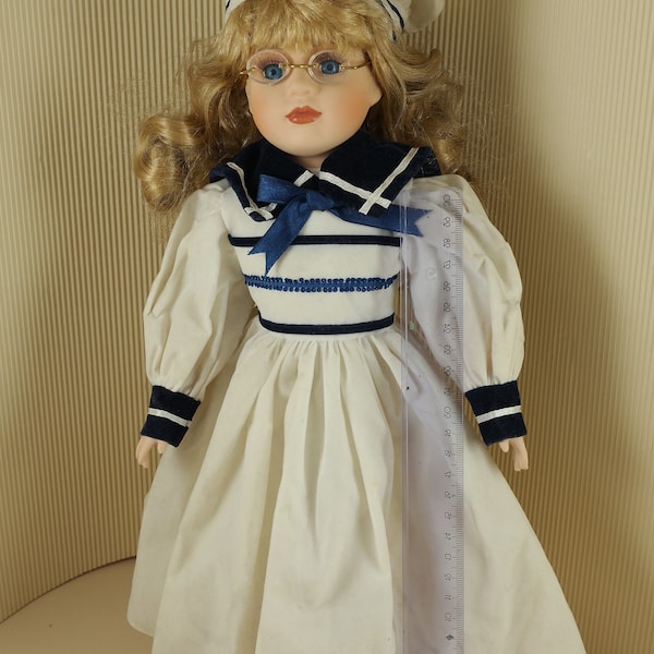 Muñeca de porcelana vintage encantadora coleccionable carácter feliz con los ojos cerrados