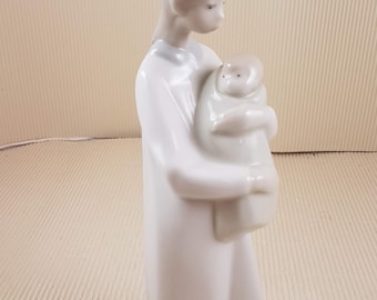 Vintage Porcelain Figurine mother with child lladro not signed retired