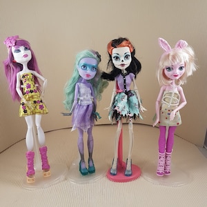Original Monster high Puppen mit Zubehör Sammlerstück Spectra Ghouls Kurzurlaub / Haunted Twyla / Skelita / Bunny Lapin, wählen Sie eine Puppe