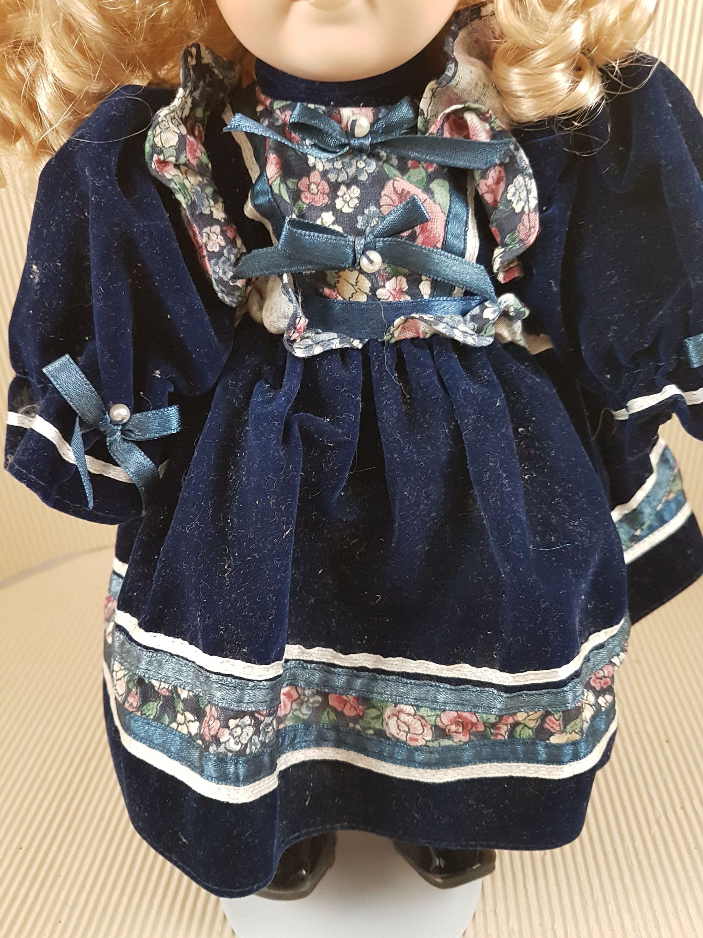 ヴィンテージビスク磁器人形：コレクター向けミディアムサイズの青い